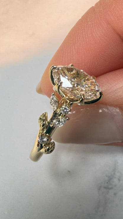 Jardin - 2ct Oval Lab Crushed Ice Diamond on 14k Gold band